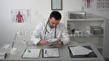 如果医生在他的办公桌上处理文件